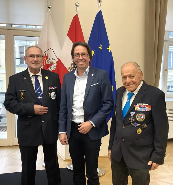 v.l. G. Dujmovits, LA Alexander Gamper, F. Köfel | Foto: Gerhard F. Dujmovits Österreichische Friedenssoldaten