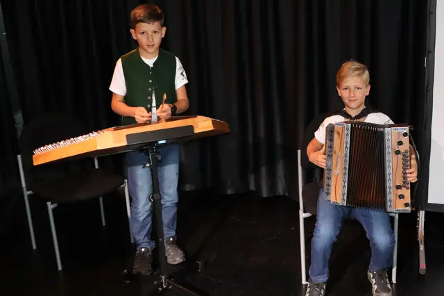 Peter (Hackbrett) und Paul (Steirische) umrahmten die Mitgliederversammlung musikalisch | Foto: Gerhard Langmann