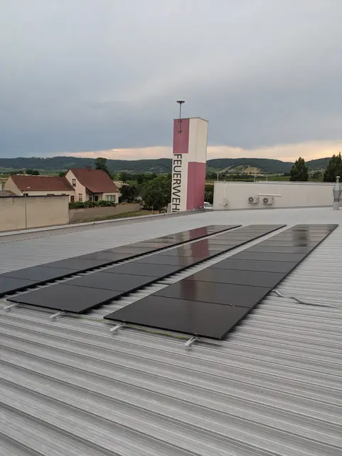 11.000 Euro wurden in die nachhaltige Energieversorgung am Dach des Feuerwehrhauses investiert.  | Foto: Feuerwehr Purbach