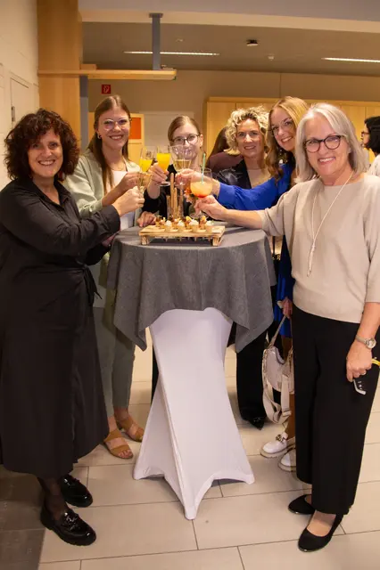 Das Lehrer*innen-Team stieß auf 50 Jahre HLW Braunau an | Foto: Mag. Johanna Kirmann