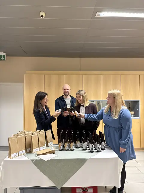 Ein eigenes Festbier kreierte HLW-Absolvent Thomas Neumayr, Braumeister bei der Brauerei Schnaitl, gemeinsam mit Schüler*innen des 3. Jahrganges. Finanziell wurde dieses Projekt durch den Absolventenverein der HLW ermöglicht (v.li.): Obfrau Mag.a Iris Schamberger, Thomas Neumayr, Julia Schauer, BEd, und Corinna Ertl  | Foto: Emilia Wimmer