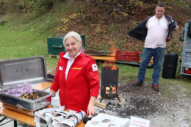 Bei Helga Hohensinger und Andreas Krois gab es gebratene Kastanien | Foto: Gerhard Langmann