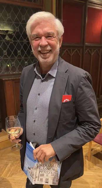 Auch Korneuburgs Ex-Bürgermeister Wolfgang Peterl ließ sich ein Buch signieren.  | Foto: Wolfgang Ilkerl