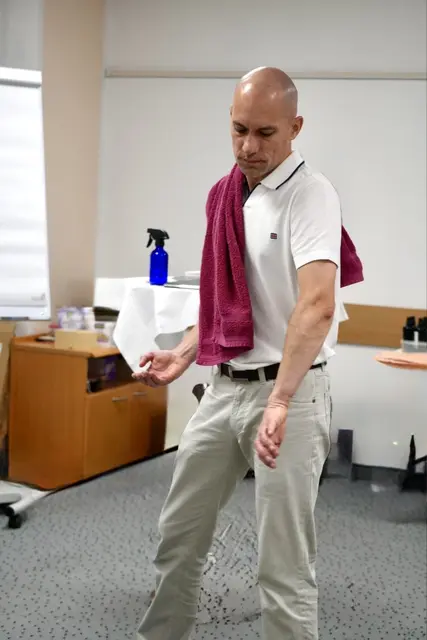 Dr. Philipp Kolmhofer bei der Ausübung der berührungslosen Anwendung  | Foto: Dr. Philipp Kolmhofer 