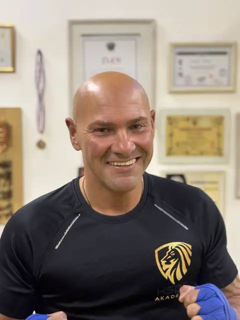 Harald Hirsch möchte die positiven Aspekte von Kampfsport aufzeigen und wie es nicht nur dem Körper, sondern auch dem Geist guttun kann. | Foto: Hirsch