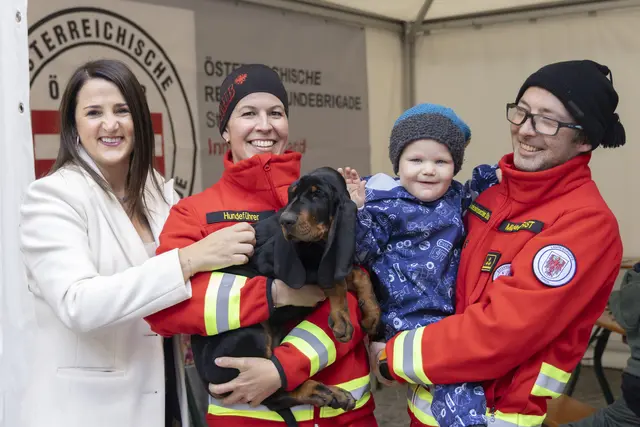 LR Astrid Mair besuchte unter anderem auch die Österreichische Hundebrigade an ihrem Stand.
 | Foto: © Land Tirol/Die Fotografen