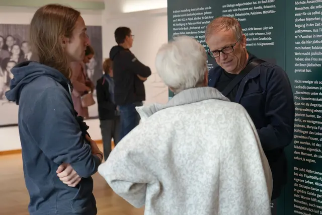 Beliebte Ausstellung im Landhaus: Das Schicksal der Jüdin Leokadia Justmann bewegt viele Besucherinnen und Besucher. | Foto: Land Tirol/Sidon