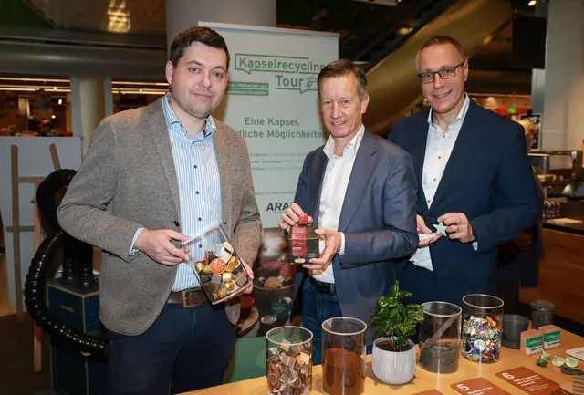 Auf den Spuren der Tchibo-Kapsel: Jürgen Secklehner, Geschäftsführer ARAplus, Paul Unterluggauer, Geschäftsführer von Tchibo Österreich und Jörg Fischer von der Johannes-Kepler-Universität.  | Foto: Neumayr