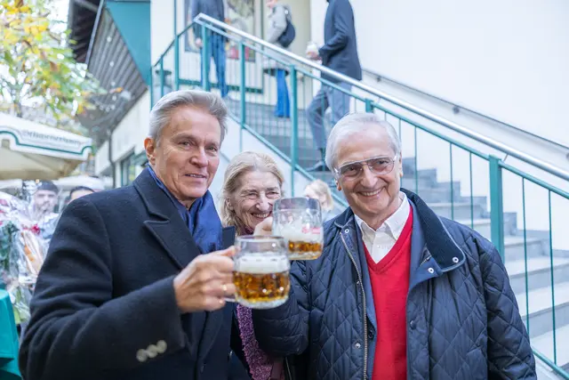 Auch Schauspieler und Moderator Alfons Haider stieß mit Kolarik auf seinen Geburtstag an.  | Foto: René Brunhölzl/MeinBezirk
