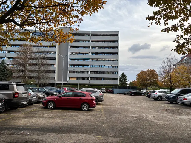 Auf der Fläche des Parkplatzes soll im ab Frühjahr 2026 geförderter Wohnbau entstehen. | Foto: Matthias Pandrea/MeinBezirk