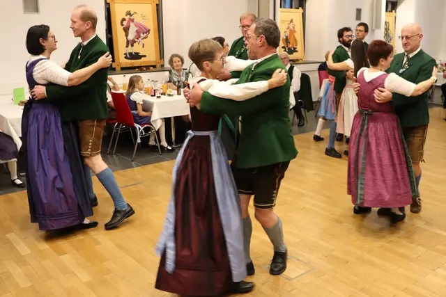 Alles Walzer! Der Ball ist eröffnet! | Foto: Gerhard Langmann