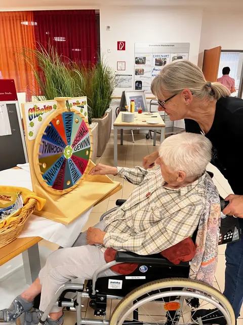  Mit viel Begeisterung drehten die Bewohnerinnern und Bewohner am Glücksrad.  | Foto: PBZ Gutenstein