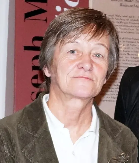 Anna Holzner erzählt über "Lebende und Tote." | Foto: Josef Wind