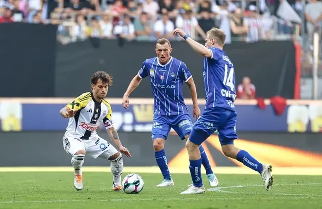 Voller Einsatz: Beim Linzer Derby wird um jeden Ball gekämpft.  | Foto: B. Reischl