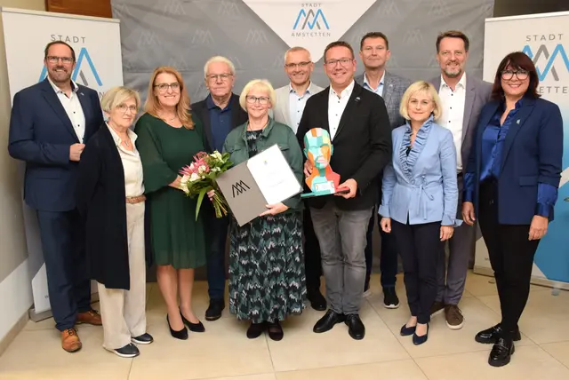 v.l.: Vizebürgermeister Markus Brandstetter, Renate Höld, Staatssekretärin Ulrike Königsberger-Ludwig, Gerhard Öllinger, Regina Öllinger, Stadtrat Heinz Ettlinger, Bürgermeister Christian Haberhauer, Stadtrat Helfried Blutsch, Stadtamtsdirektorin  Beatrix Lehner, Vizebürgermeister Gerhard Riegler, Stadträtin Elisabeth Asanger. | Foto: Stadt Amstetten