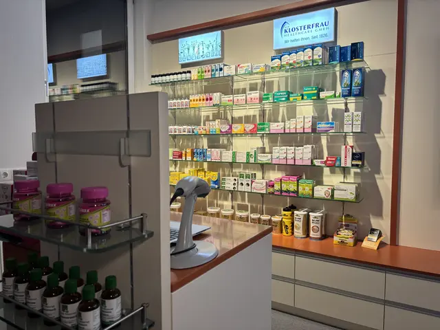 Ein wichtiger Teil ist die realistisch gestaltete Schauapotheke, in der Abläufe und der Umgang mit digitalen Verfahren simuliert werden können. | Foto: MeinBezirk