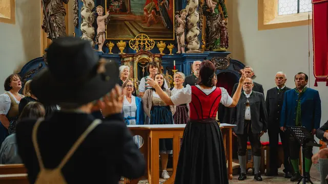 Erste Station war die Wallfahrtskirche St. Nikolaus in Torren – jenes Motiv, das im Vorspann von „The Sound of Music“ rund elf Sekunden lang zu sehen ist. Dort sorgte der Gollinger Kirchenchor unter der Leitung von Katrin Auer mit „Edelweiss“ und einem Andachtsjodler für Gänsehaut.  | Foto: TVB Golling/Sebastian waß