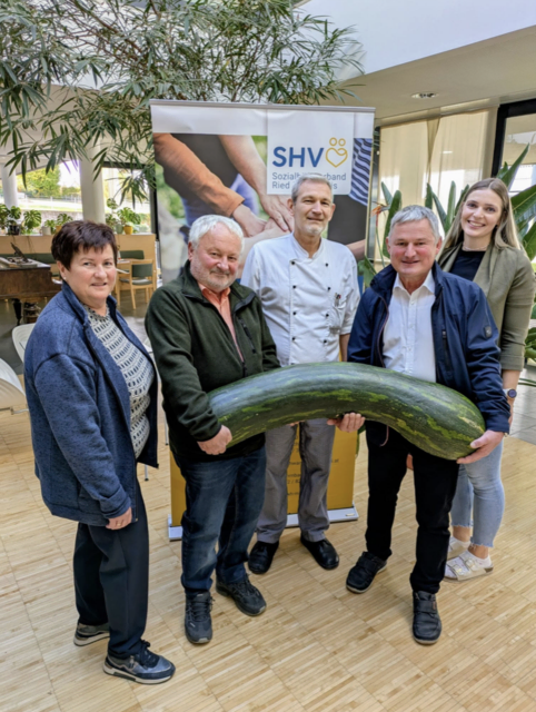Heimleiterin Sieglinde Grimmer, Erwin Stibleichinger, Küchenleiter Josef Asen, Bürgermeister Erwin Diermayr und Pflegedienstleiterin Martha Moser.  | Foto: Gemeinde Tumeltsham