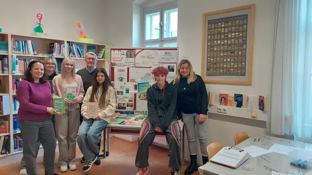 Verena Gegendorfer-Falb, Maya Kirchhofer, Elena Meisl, Schulleiter Roland Mittermair, Denise Pfeiffer, Enie Trauner und Bernadette Gerstl. | Foto: HLM HLW Krems