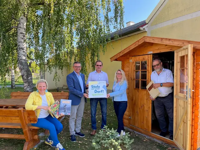 Regina Bauer-Engelbrecht (Dorf- und Stadterneuerung), Labg. Bgm. Manfred Schulz, Vizebgm. Gerald Fuchs, Bgm. Sonja Platzer und Obmann Adolf Schmid.
  | Foto: Dorf- und Stadterneuerung
