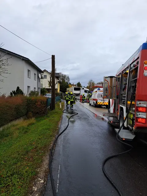 Schwerer Crash zwischen LKW und PKW bei der Avia-Tankstelle in Linden in Steinerkirchen. | Foto: FFW
