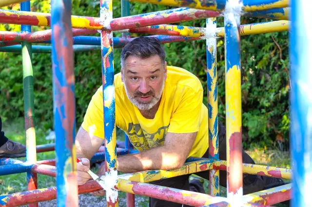 Gar nicht schwarz!  Auch Ortschef Bgm. Andreas Derntl sorgte persönlich  für demonstrative Buntheit am Kinderspielplatz | Foto: ÖVP St. Georgen/Gusen