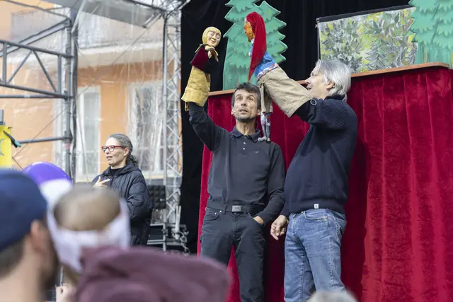 Auch der Kasperl schaute am Landhausplatz vorbei.
 | Foto: © Land Tirol/Die Fotografen