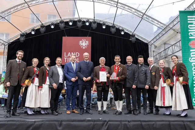 Eine Auszeichnung gab es für die Musikkapelle Gaimberg.
 | Foto: © Land Tirol/Die Fotografen