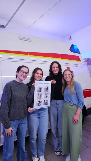 Julia Baumgartner, Yasemin Konrad, Lea Sophie Fugger und Sandra Zauner mit dem Ergonomie-Poster an der Dienststelle Unterach.  | Foto: Baumgartner