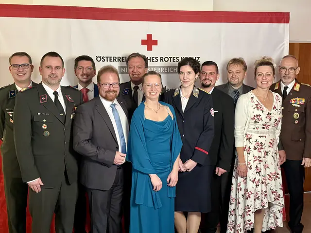 Vorne: Peter Völkl, Christoph Artner, Katharina Dietl, Tanja Feichtinger mit Begleitung, Rudolf Singer,
V.l. Michael Prunbauer, Richard Waringer, Werner Kraut, Alois Vogl | Foto: Schwed/RK