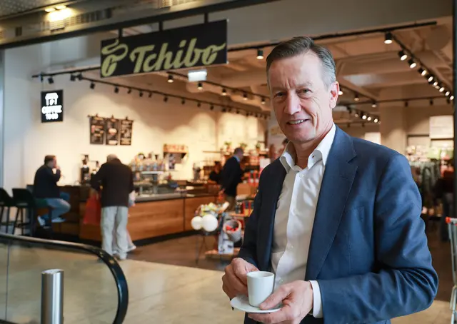 Tchibo Geschäftsführer Paul Unterluggauer am Aktionstag im Europark Salzburg. | Foto: Neumayr