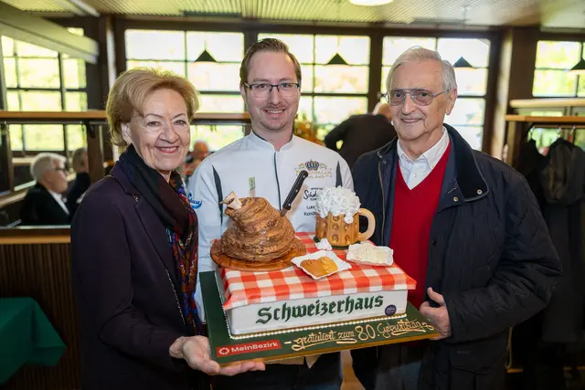 Johanna Kolarik, Lukas Stiegler und Geburtstagskind Karl Kolarik (v.l.) mit der MeinBezirk-Schweizerhaustorte.  | Foto: René Brunhölzl/MeinBezirk