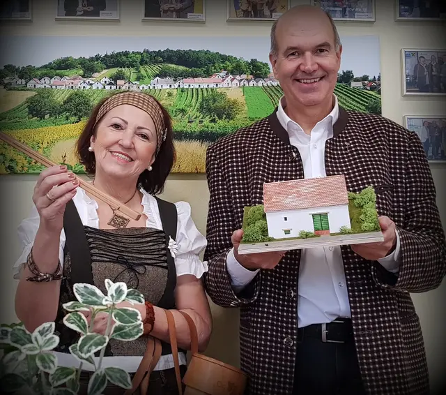 Ilse Gritsch und Michael Staribacher werfen einen Blick auf die „Weinviertler Kellerkultur“. | Foto: M. Staribacher