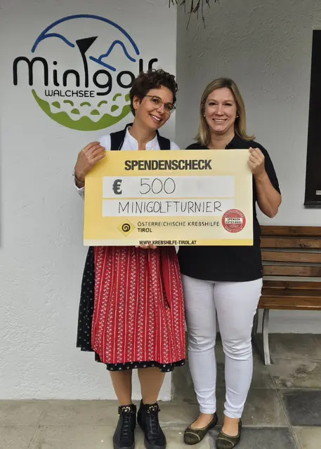 Alexandra Dreher und Barbara Mösinger-Strubreither (v.l.) mit dem Spendencheck. | Foto: Krebshilfe Tirol