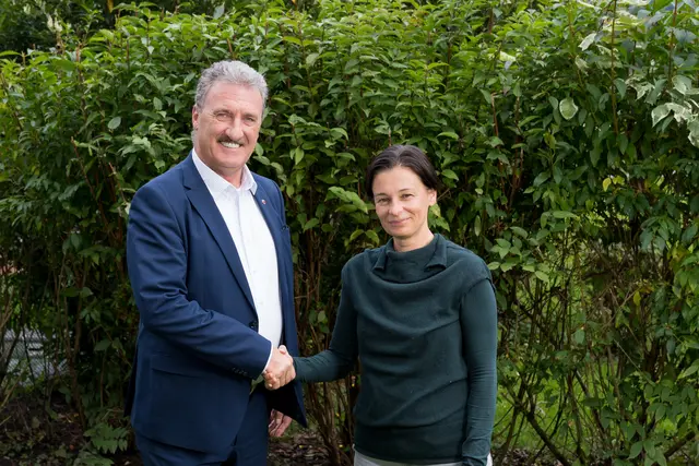 Rudolf Puecher (Obmann des Gemeindeverbandes) gratuliert der neuen Primaria der Neurologie am BKH Kufstein, Dr. Anelia Dietmann. | Foto: RAUM15