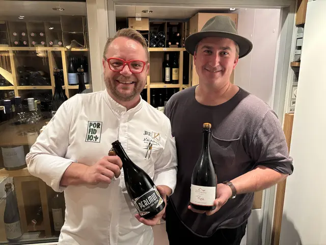 Vier-Haubenkoch Andreas Krainer mit seinem "Perlmut" und Weinbauer Jakob-Josef Jakopé vom Weingut Kästenburg, dem Produzenten des Haussekts. | Foto: MeinBezirk/Angelina Koidl