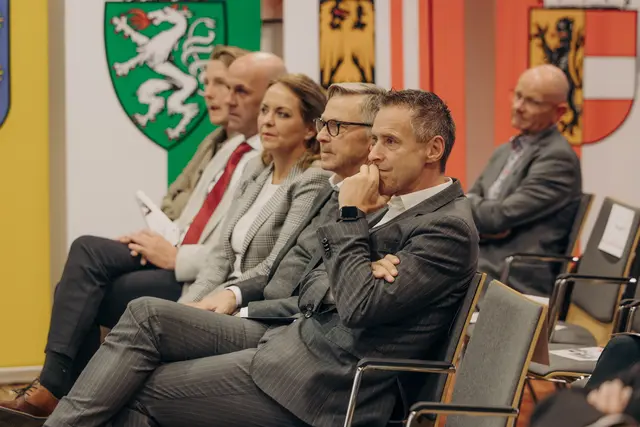 Unter den geladenen Gästen waren unter anderem auch Wirtschaftskammer-Präsident Peter Buchmüller und Arbeiterkammer-Präsident Peter Eder. | Foto: Eva Reifmüller