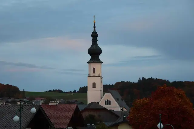 Der malerische Ort Köstendorf lädt zu ausgedehnten Wanderungen und abenteuerlichen Bike-Touren ein. | Foto: Wolfgang Schweighofer