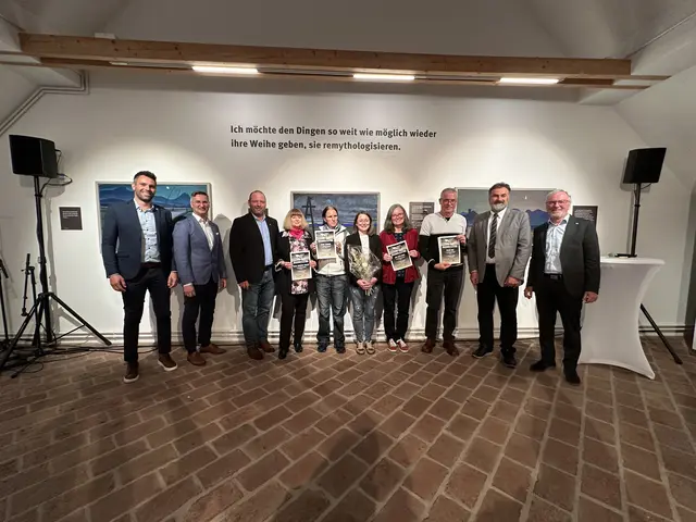 v.l.n.r.: Ivo Müller, Klaus Potocnik, Daniel Wrießnig, Majda Arhnauer Subašič, Sigune Schnabel, Jasna Černjak (Organistion), Preisträgerin Vera Wutti-Incko,  Stojan Knez, Markus Trampusch, Raumund Grilc | Foto: Stadtgemeinde Bleiburg, Katja Kogler