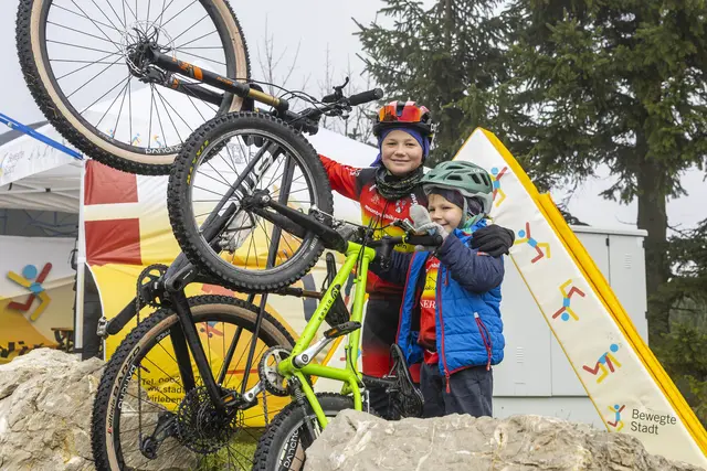 Rund 300 wetterfeste Teilnehmerinnen und Teilnehmer machten sich am Nationalfeiertag im Rahmen der Initiative „Bewegte Stadt“ auf den Weg zur Expedition Gaisberg.
 | Foto: Stadt Salzburg/Wildbild/Rohrer