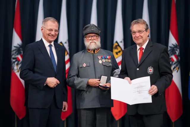 Landeshauptmann Mag. Thomas Stelzer und OÖ Rotkreuz-Vizepräsident Dr. Günter Mayr gratulieren Gerhart Schobesberger zu 40 Jahren im Rettungsdienst. | Foto: Land Oberösterreich