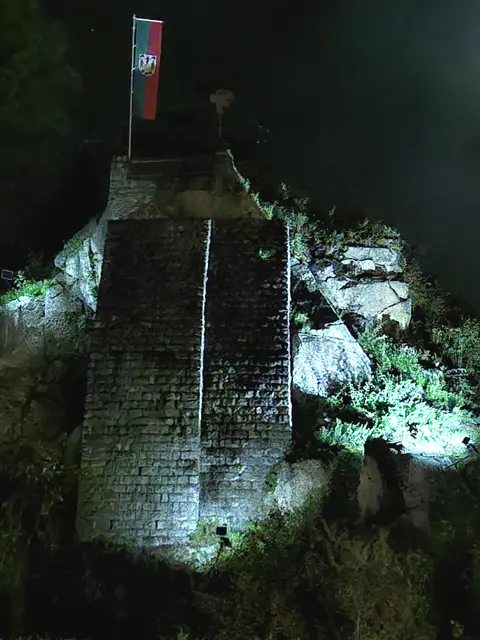 Die Schwallenburg im Greiner Nachthimme. Eine Aktion von Gemeindearzt Dr. Thomas Huemer. Das Gestein musste vorerst von Gestrüpp befreit werden.  | Foto: Zinterhof