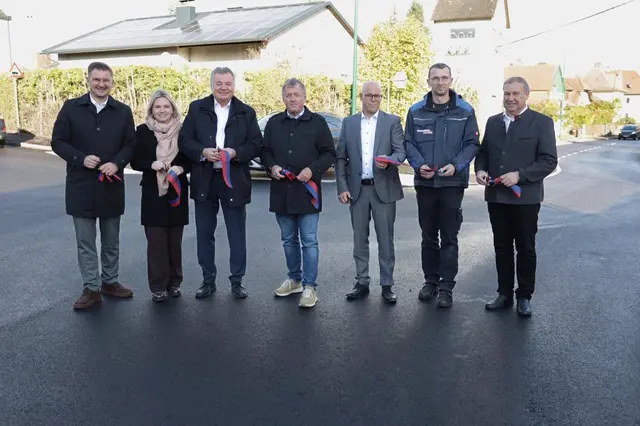 v.l.: Bürgermeister Eferding Christian Penn (SPÖ), Astrid Zehetmair (ÖVP), Landesrat Günther Steinkellner (FPÖ), Bürgermeister Fraham Harald Schick (SPÖ), Manuel Windsperger (Straßenmeisterei Eferding), Bernhard Würmer (Elektrik Gruber), Manfred Ferchhumer (Straßenmeisterei Eferding) | Foto: Land OÖ/Daniel Kauder