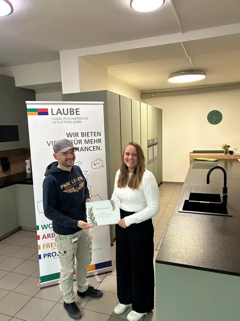 Standortleiter Christian Hinterlechner (Laube GmbH) mit Rosemarie Mayrhofer (PRI Tours GmbH) nach der erfolgreichen Spendenübergabe in der neuen Küche. | Foto: Mayrhofer