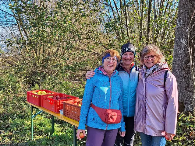 Knackige Äpfel und Informationsmaterial zum Thema Renaturierung warteten bei der letzten Station in Niedertrattnach.

  | Foto: Gesunde Gemeinde Grieskirchen, St. Georgen, Tollet und Pollham