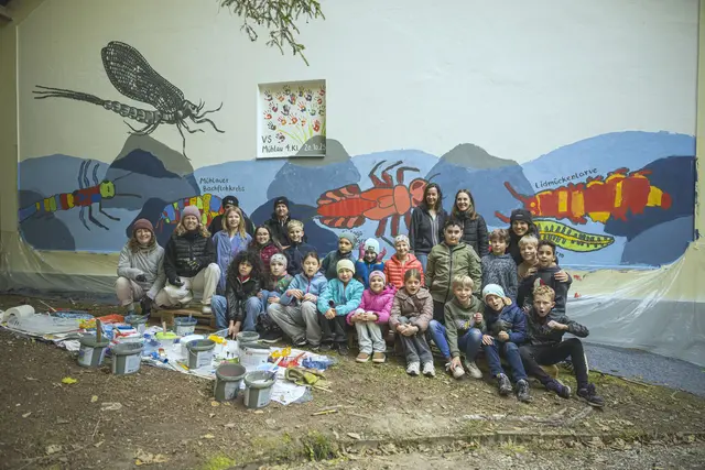 Bunte Wasserwelt am IKB-Kraftwerk Mühlau 2: Das Kunstwerk entstand im Rahmen eines Schulprojekts der IKB mit dem Verein natopia und der Volksschule Mühlau.  | Foto: IKB/natopia