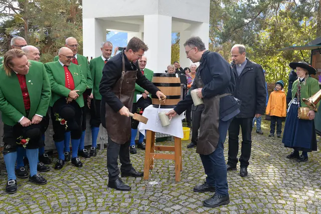 Beim Bieranstechen griffen Bürgermeister Härting und Generalvikar Buemberger selbst zum Zapfhahn. | Foto: MG Telfs/Dietrich