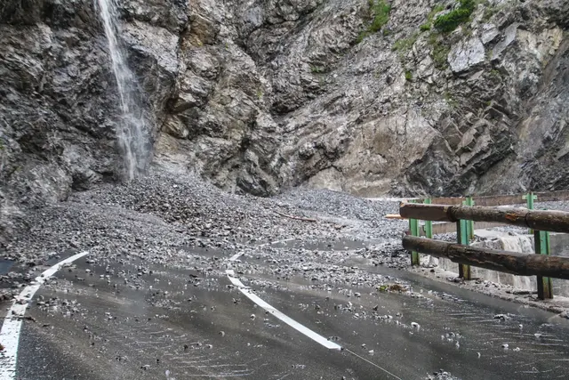 Die Pitztaler Landesstraße muss immer wieder gesperrt werden. Der Kampf gegen die Elemente ist ein Dauerauftrag. | Foto: Zeitungsfoto.at