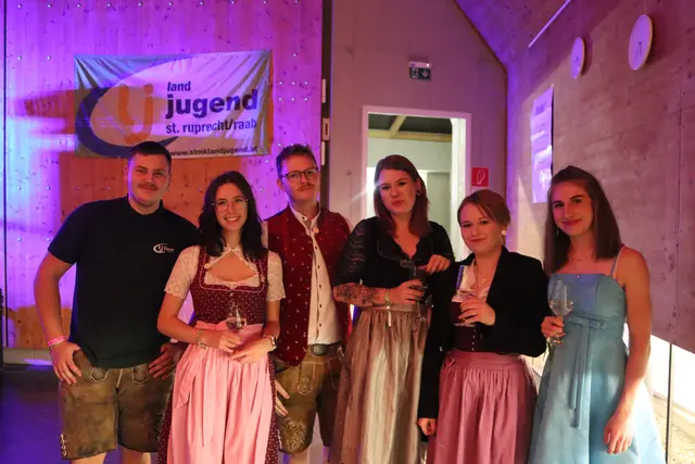 Highlight des Abends war die neue „Oldies-Bar", wo spezielle Getränke von ‚früher‘, wie zum Beispiel Ribiselspritzer, Campari-Soda oder Frosch genossen werden konnten. | Foto: Landjugend St.Ruprecht an der Raab