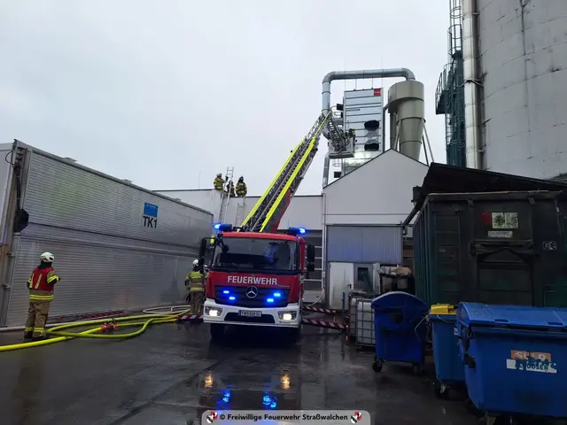 Dank des schnellen Eingreifens und der guten Zusammenarbeit der beteiligten Feuerwehren konnte der Brand im Gewerbegebiet West zügig gelöscht werden. | Foto: VI Jakob Hohmann, LAWZ-eb